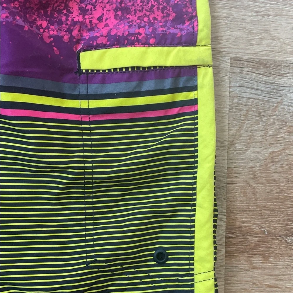 Wave Zone Men’s Striped Swim Shorts Large Vibrant Beach Trunks